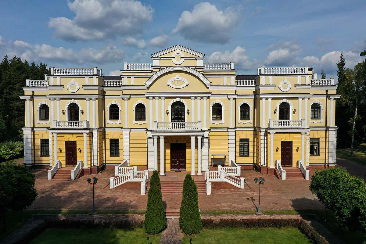 Дворец у озера с карпами