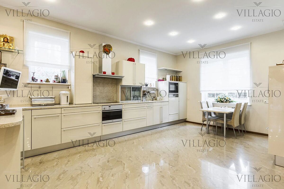 Элитный дом в классическом стиле у Москва-реки