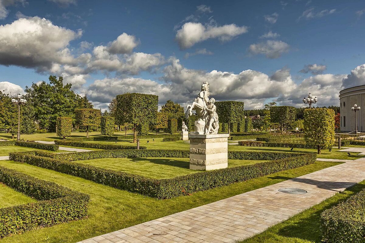 Топиарии со скульптурами в ландшафтном Парке Ренессанс 