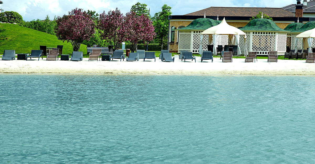 Белоснежный пляж с беседками гадзэбо