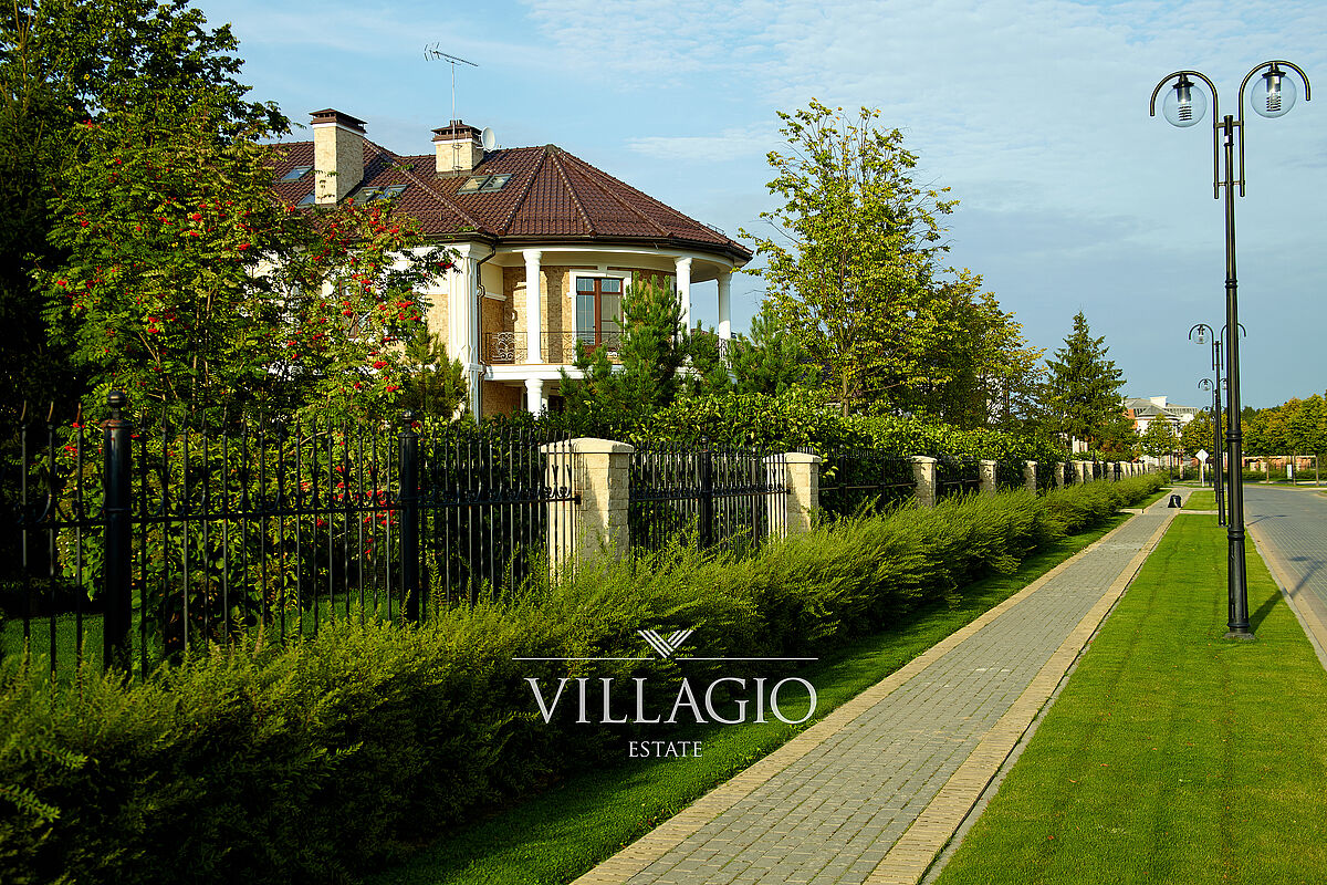 Вид на резиденцию с главного бульвара