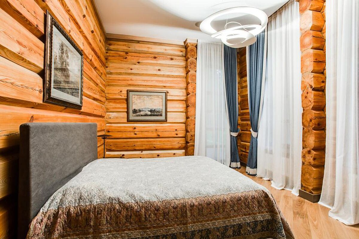 Дом из дерева на лесном участке