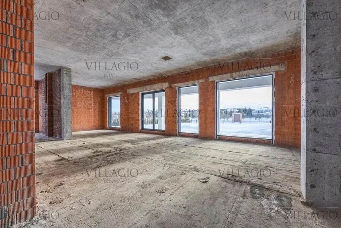 Современный дом с видом на озеро и парк