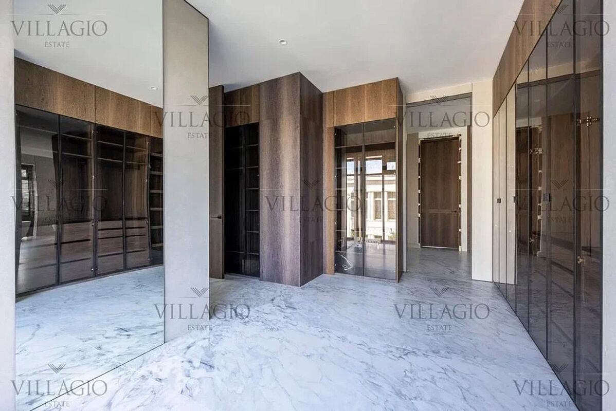 Дом рядом с парками