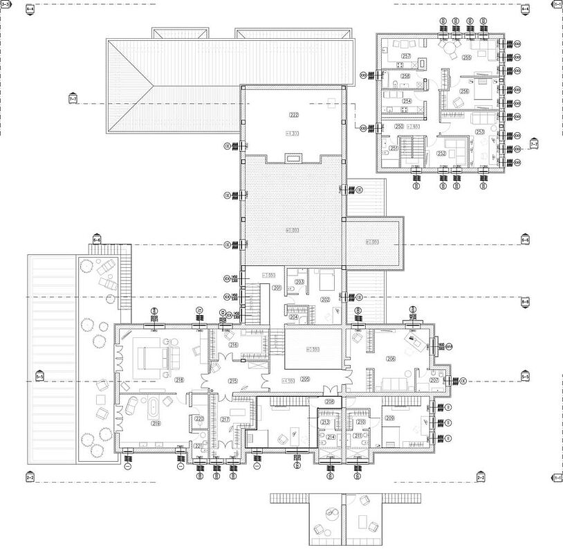 Резиденция с бассейном на берегу водного канала