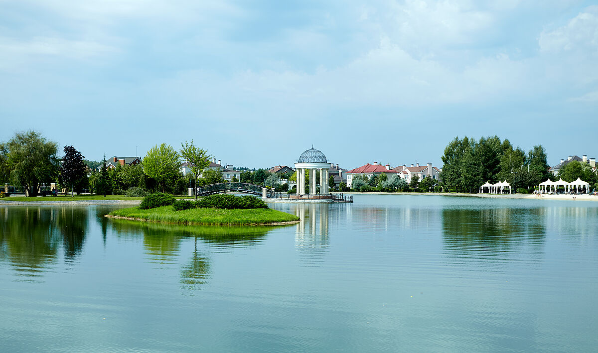 Озеро с ротондой и линией пляжа 