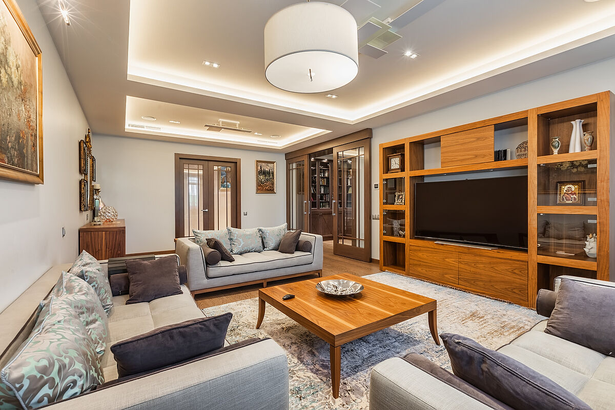 Загородный дом с бассейном в современном стиле