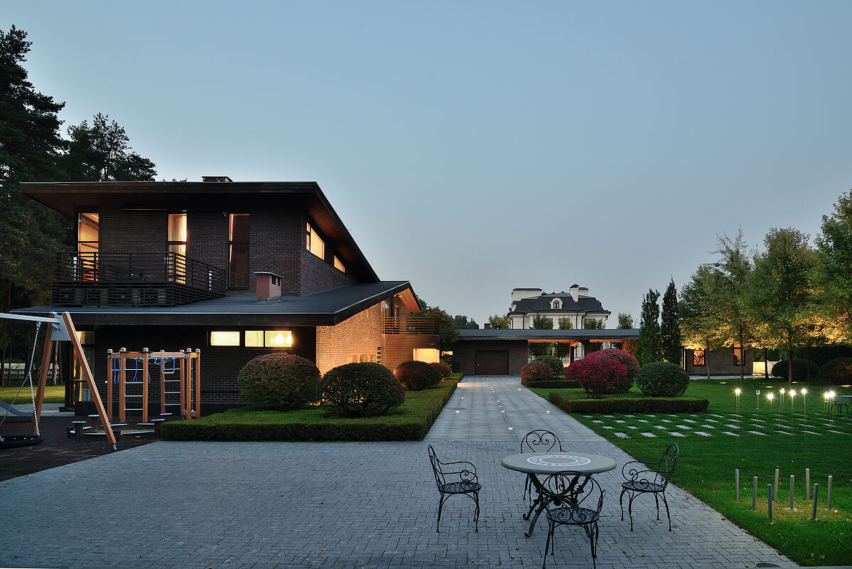 Двухуровневый дом с бассейном