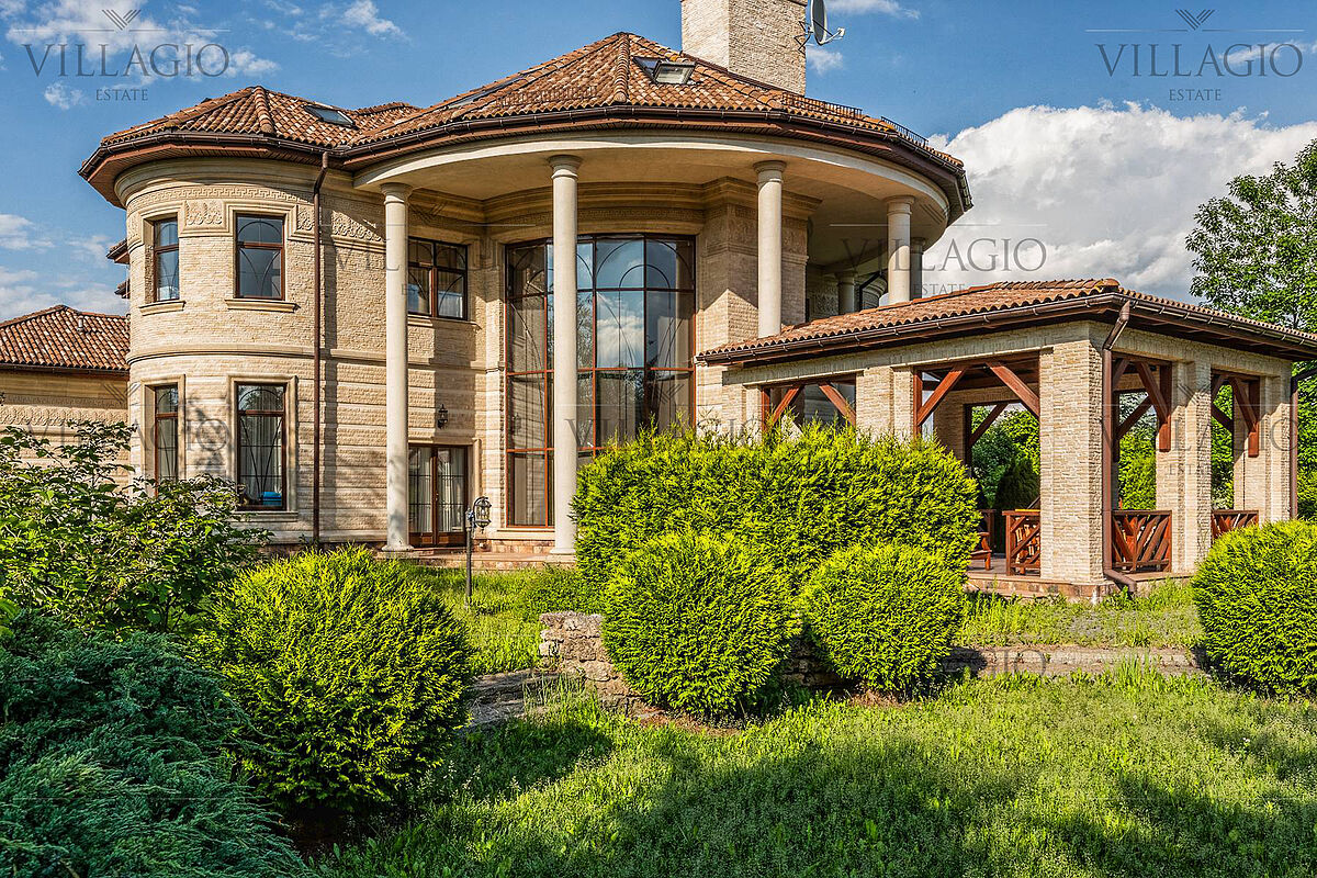 Дом с роскошной гостиной и spa-зоной