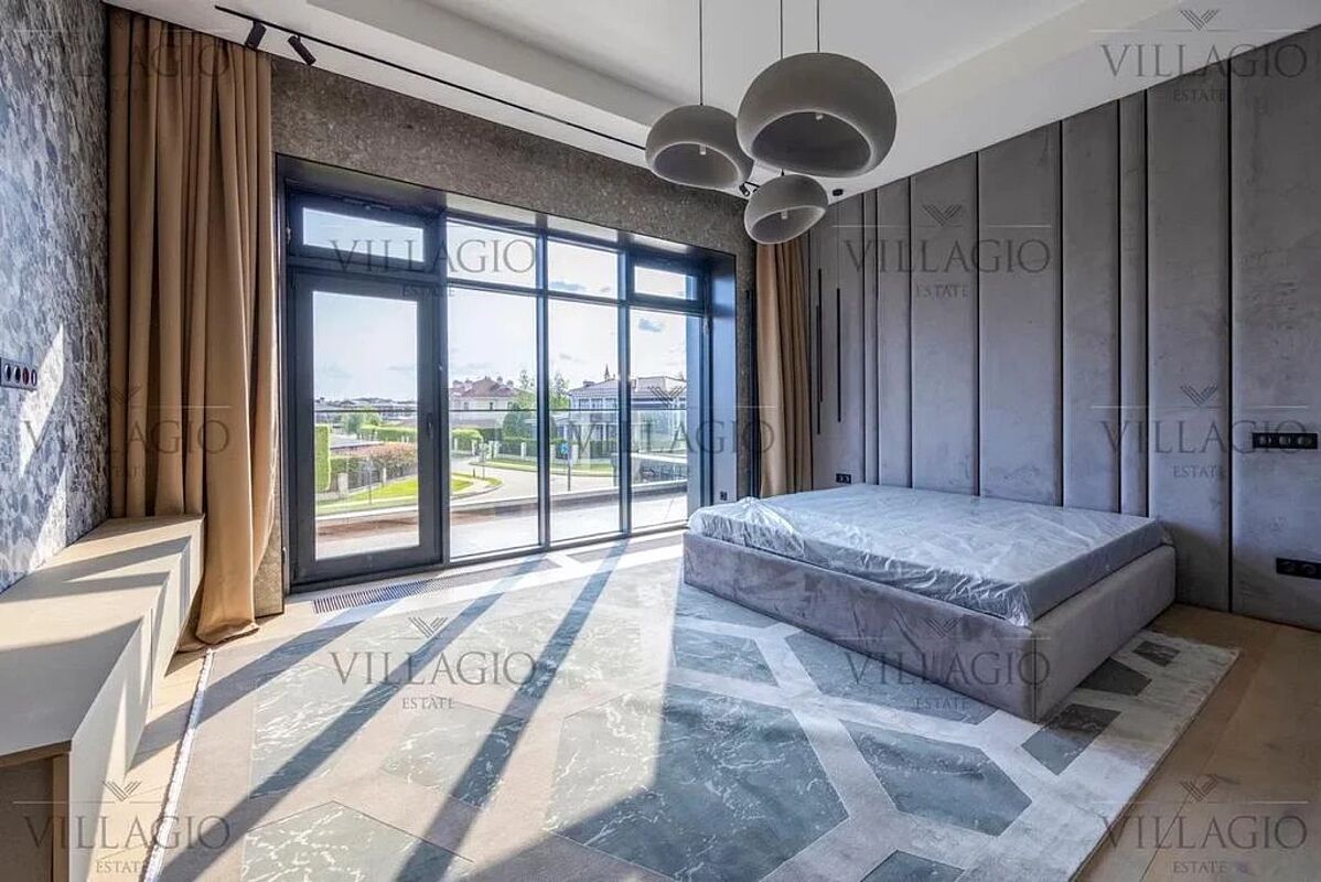 Дом рядом с парками