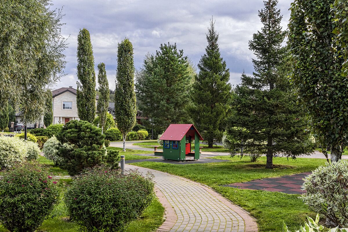 Детская площадка в парке с круглым озером 