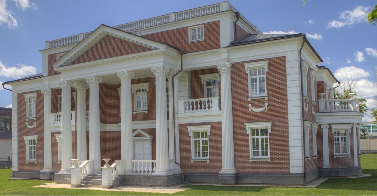 Трехэтажный дом на участке 50 соток