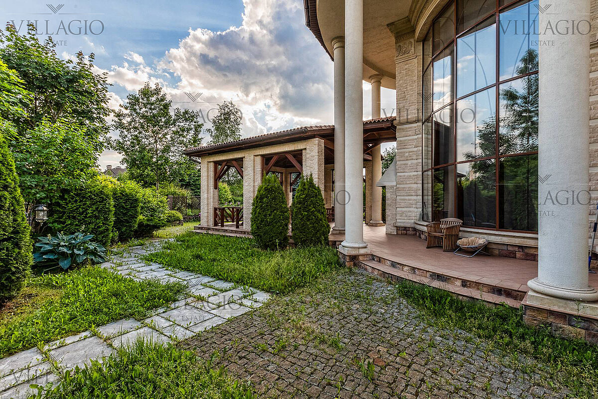 Дом с роскошной гостиной и spa-зоной