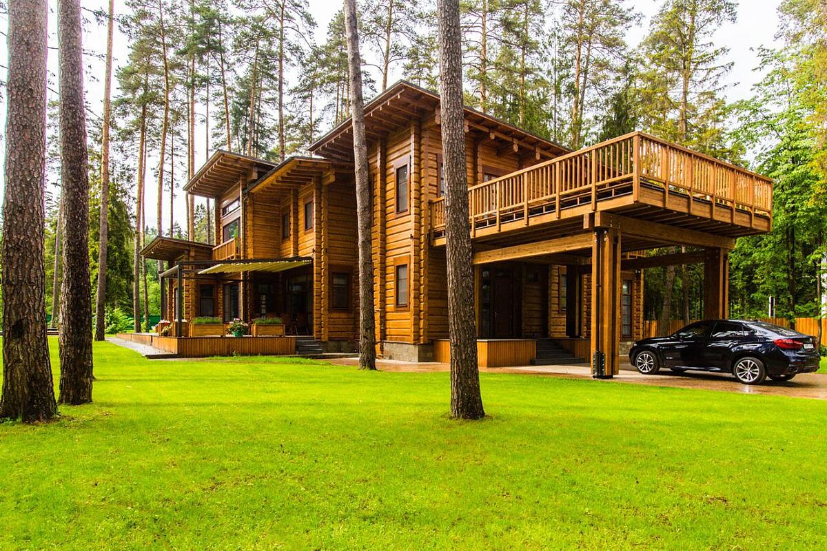Дом из дерева на лесном участке
