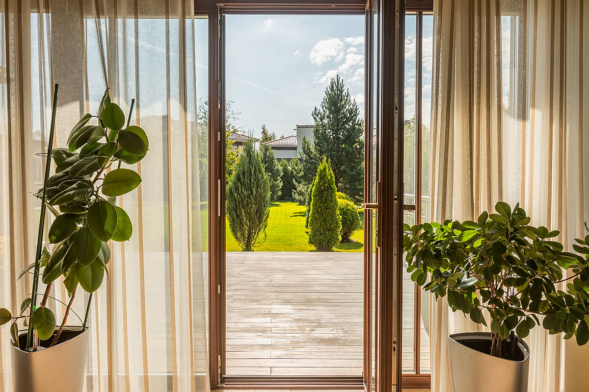 Загородный дом с бассейном в современном стиле