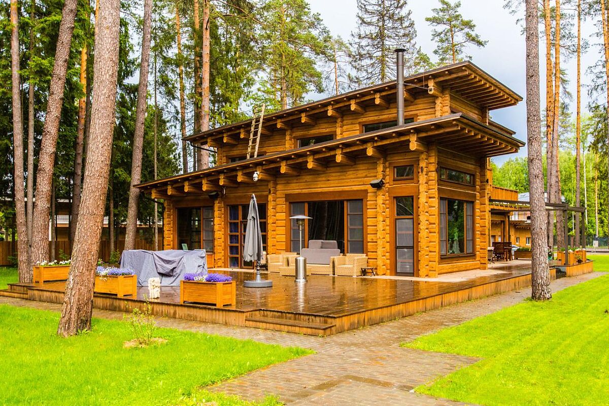 Дом из дерева на лесном участке