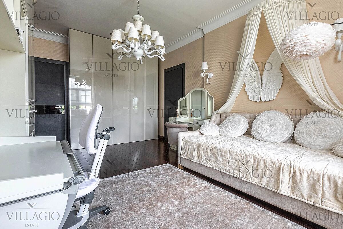 Дом напротив парка 