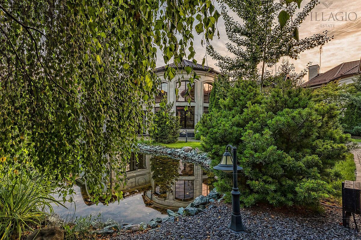 Дом напротив парка 