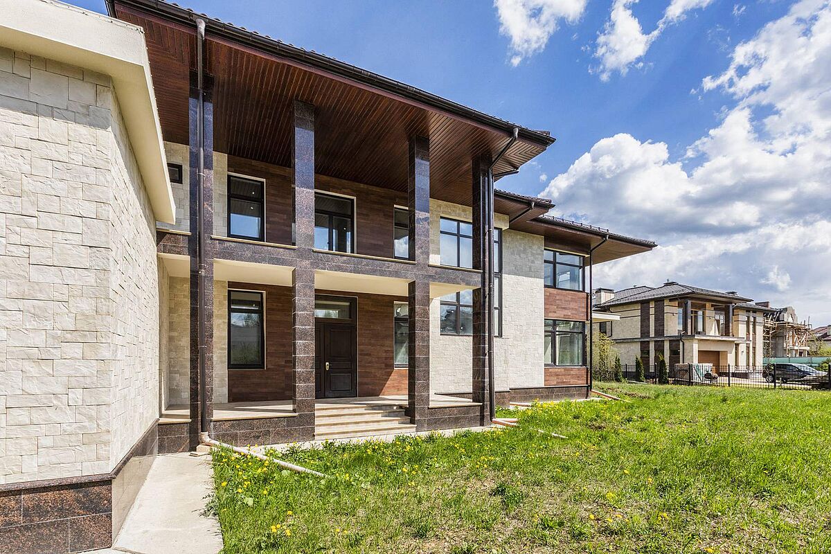 Новый дом под отделку рядом с водным каналом