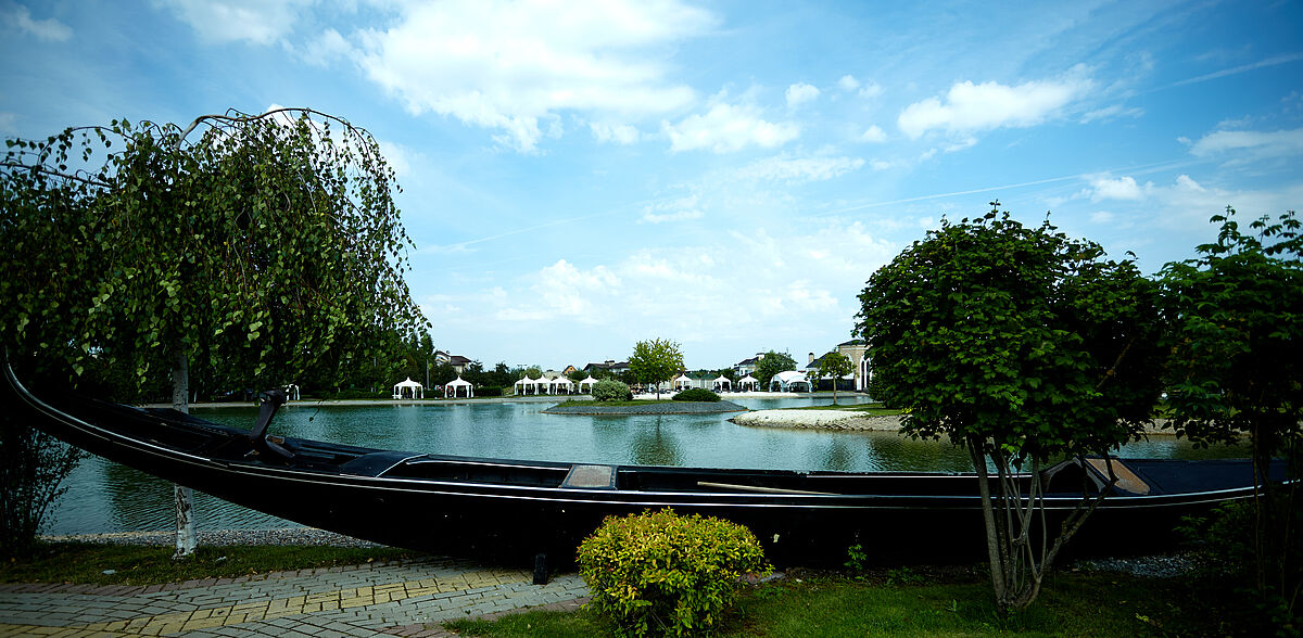 Итальянская гондола у озера 