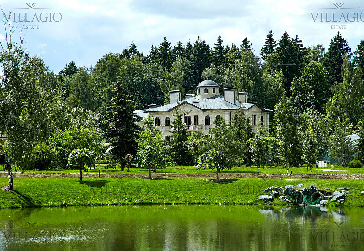 Вид на резиденцию в лесу