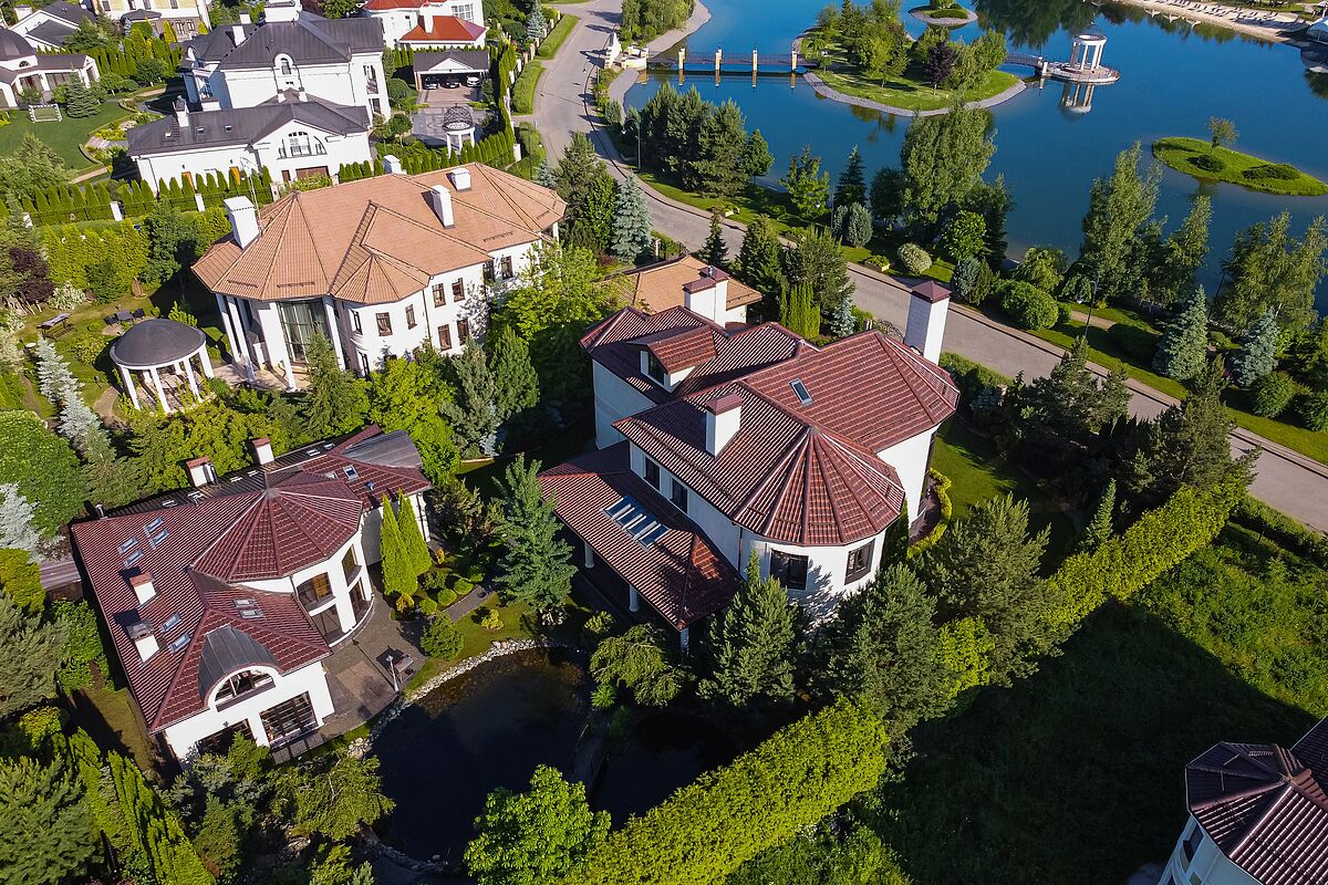 Дом напротив парка 