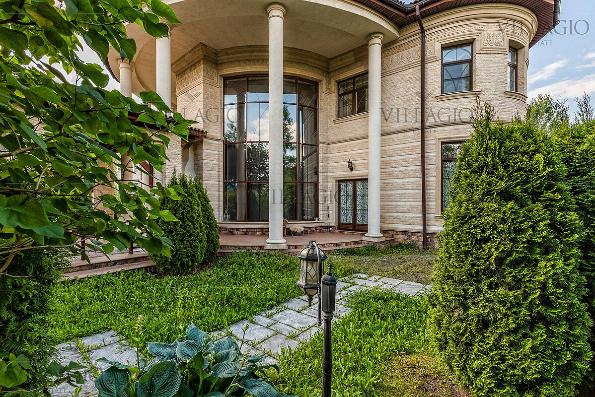 Дом с роскошной гостиной и spa-зоной