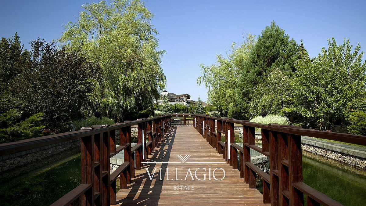 Мостик для прогулок вдоль канала в 5 квартале