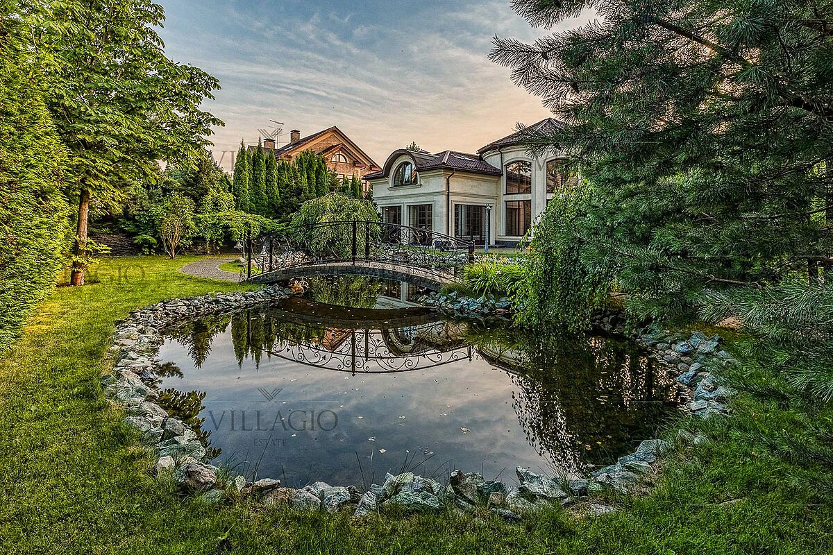 Дом напротив парка 