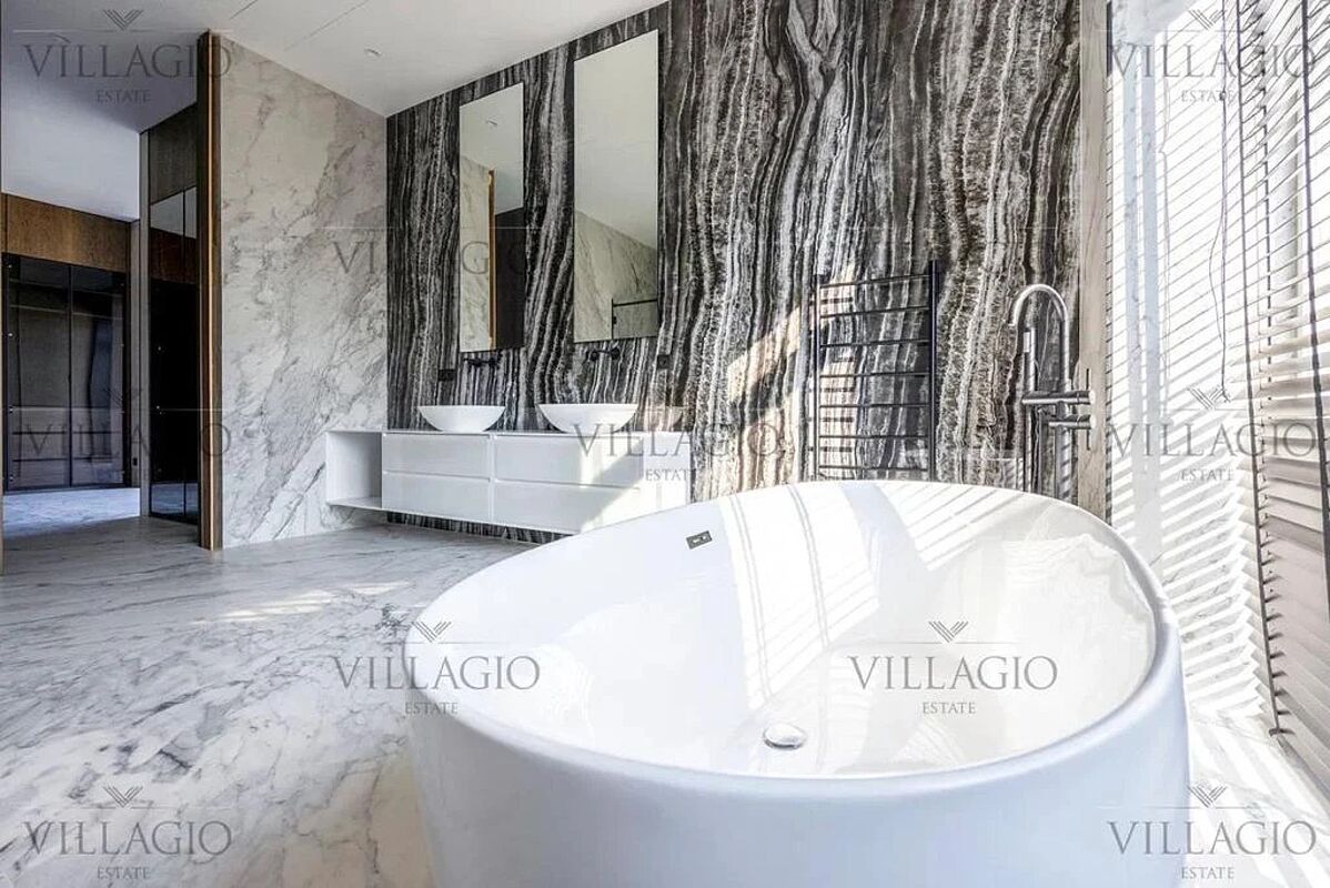 Дом рядом с парками