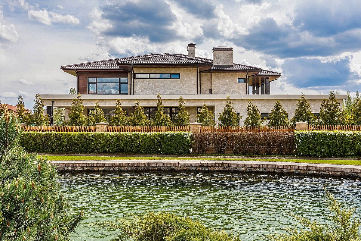 Новый дом под отделку рядом с водным каналом