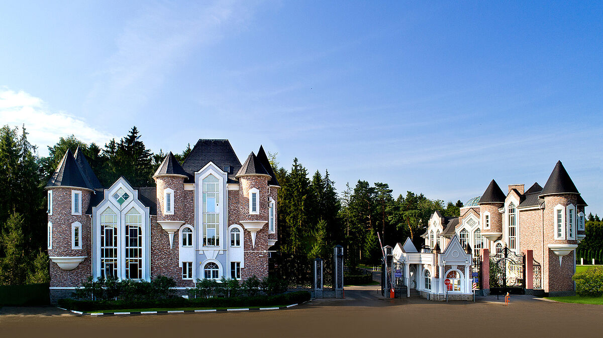 Административное здание и главный въезд посёлка Шервуд