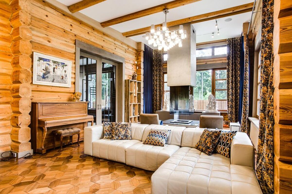 Дом из дерева на лесном участке