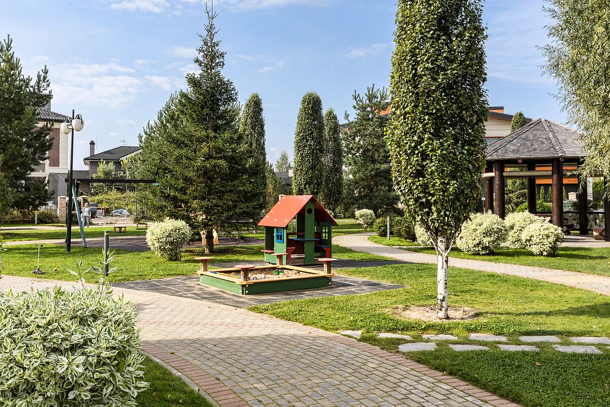 Детская площадка у круглого озера 