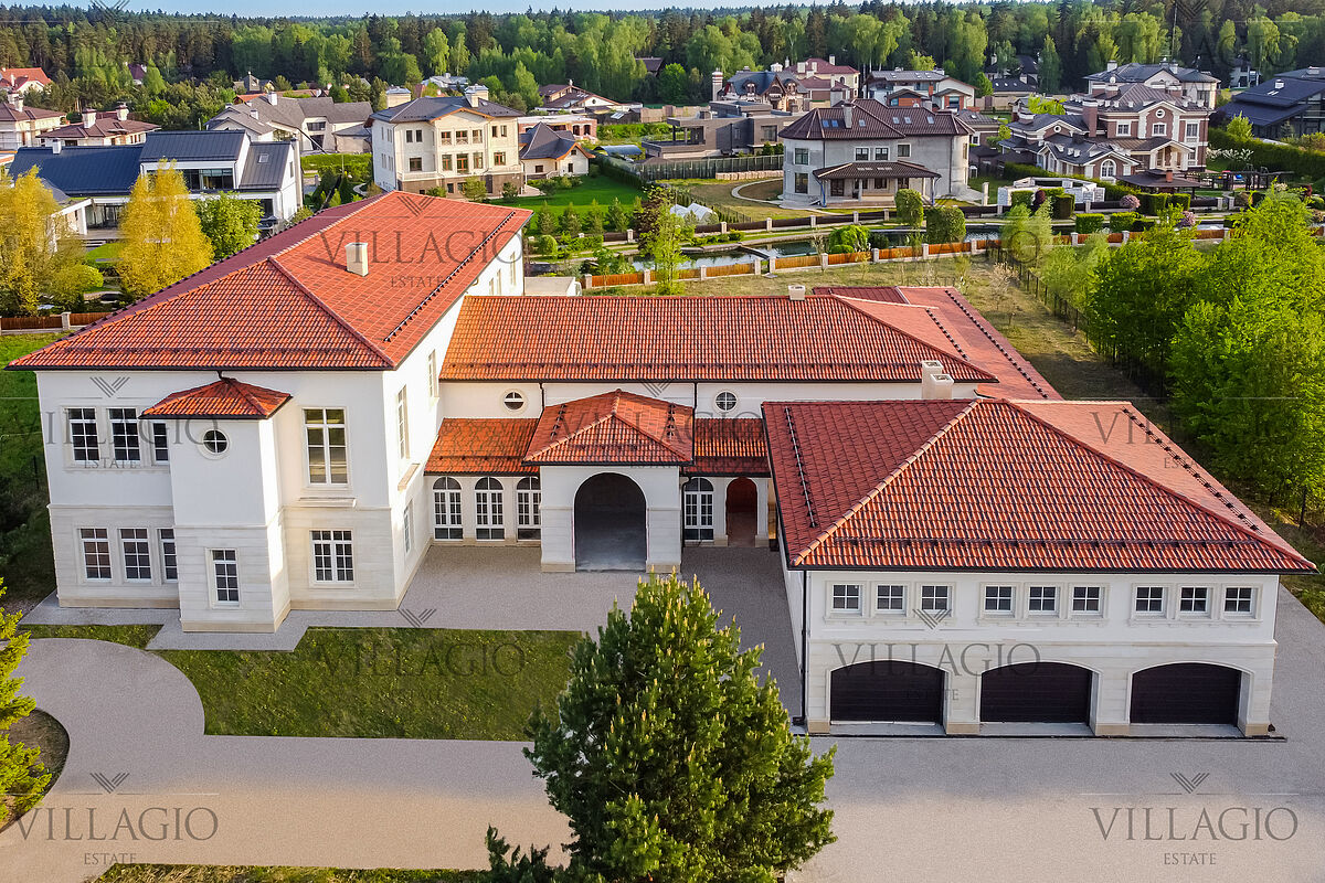 Резиденция с бассейном на берегу водного канала