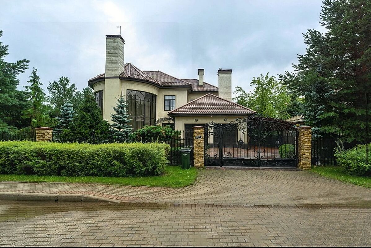 Дом напротив парка