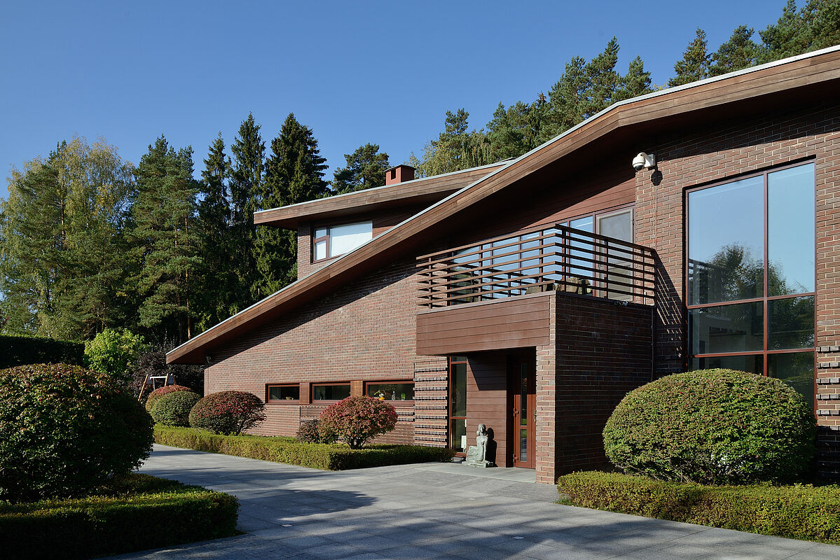 Двухуровневый дом с бассейном