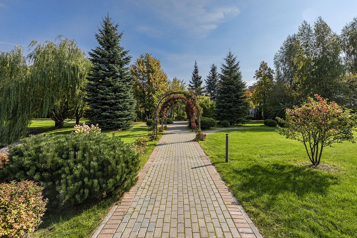 Прогулочная аллея с арками 