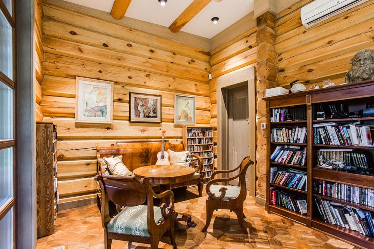 Дом из дерева на лесном участке