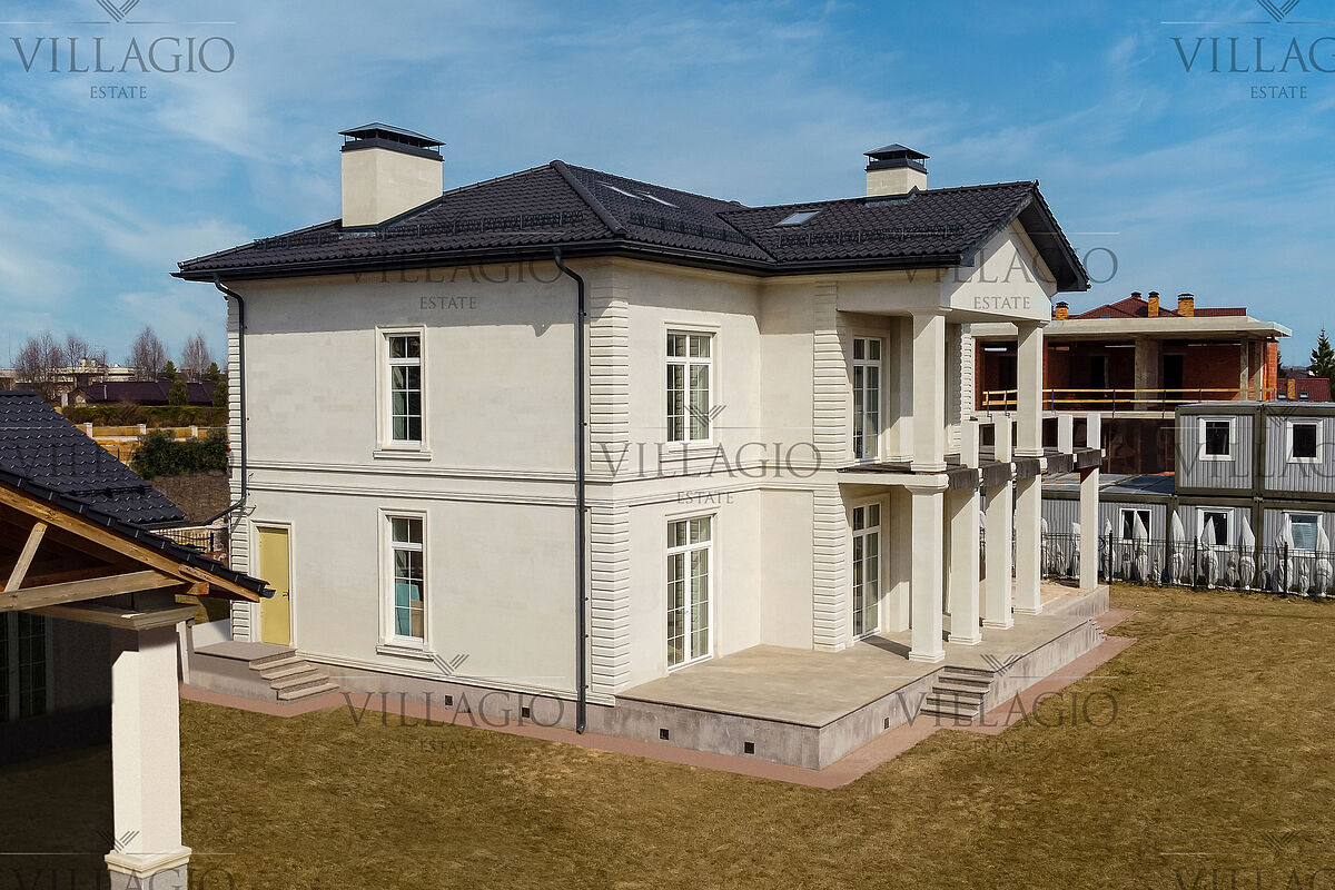 Классический французский особняк рядом с озером