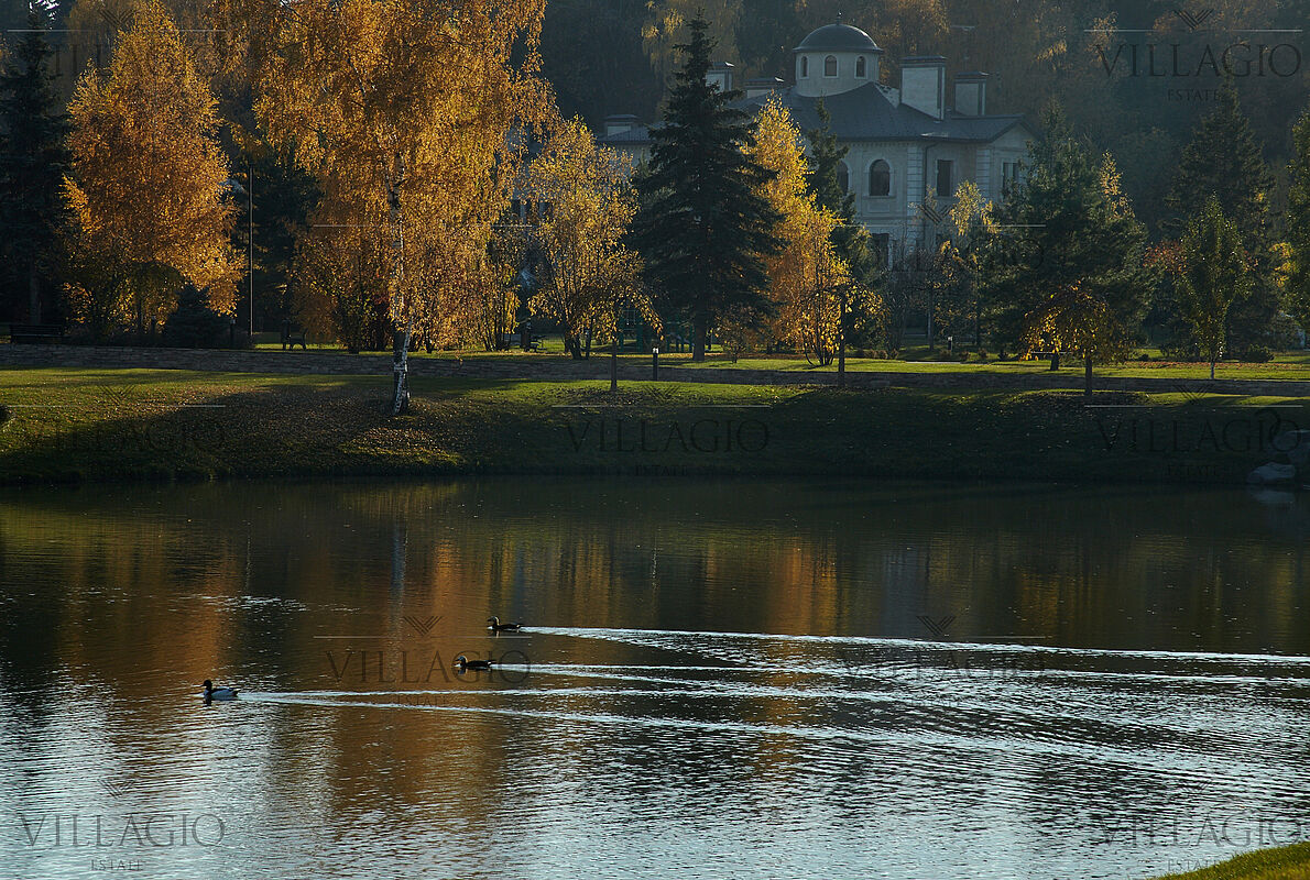 Вид на резиденцию с озера