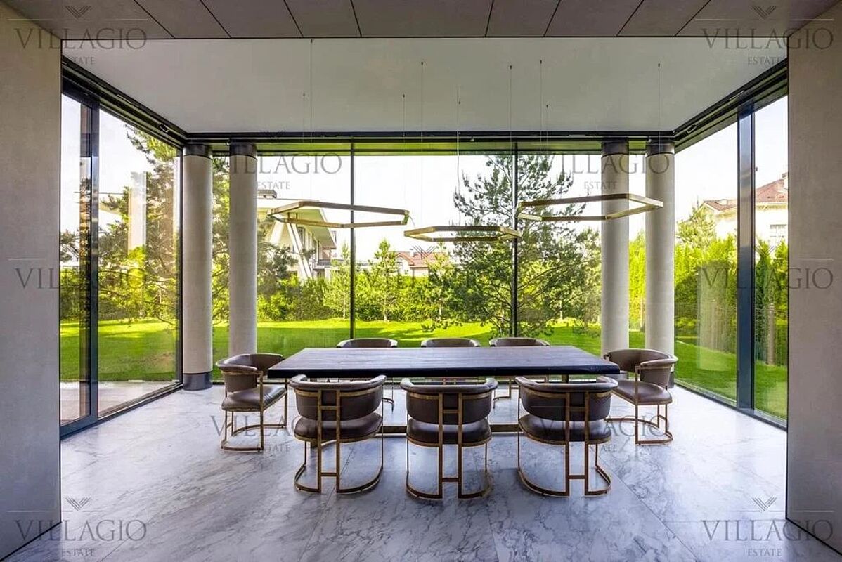 Дом рядом с парками