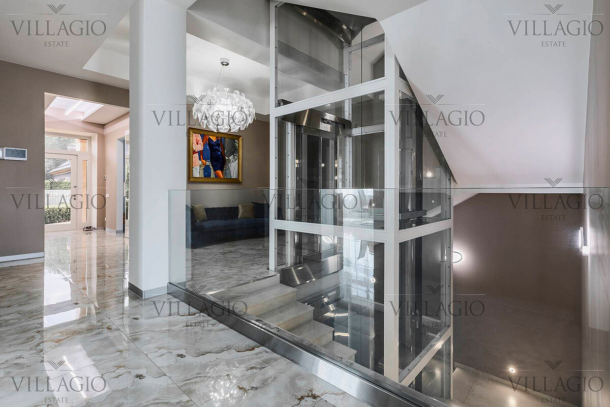 Дом с лифтом, бассейном и 3 террасами