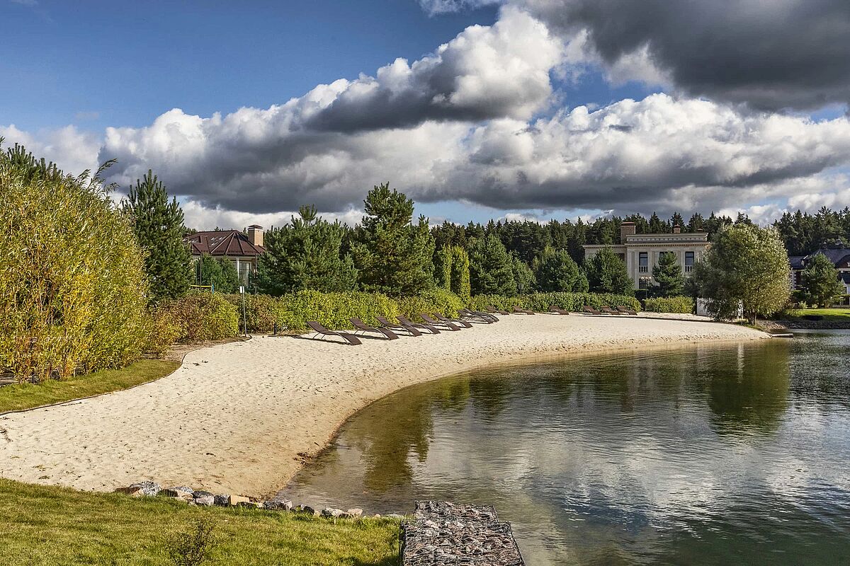 Линия пляжа у озера 