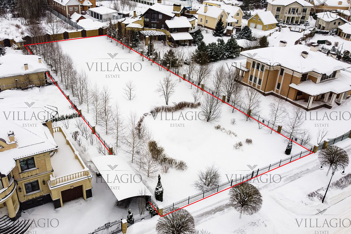 Участок рядом с парком
