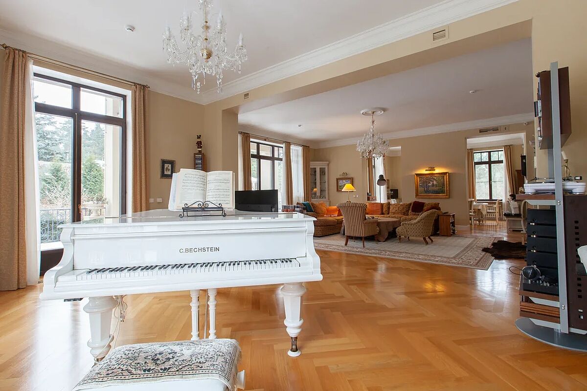 Дом с лифтом на участке 25 соток