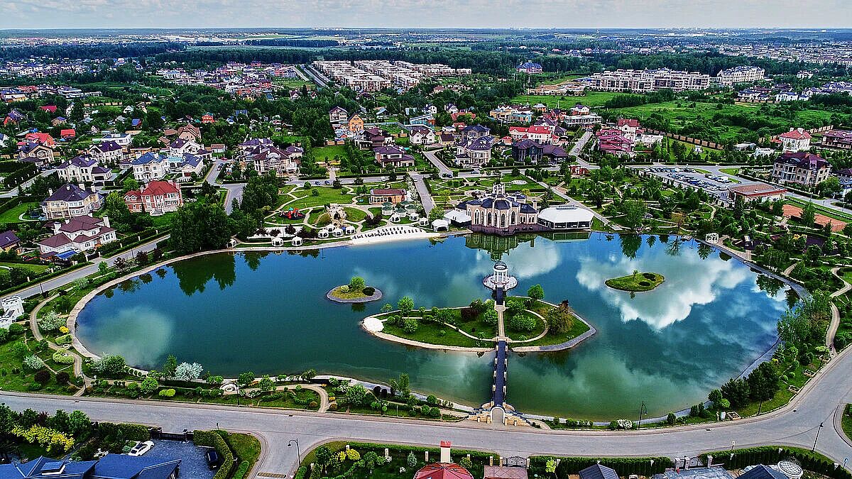 Особняк под отделку рядом с озером