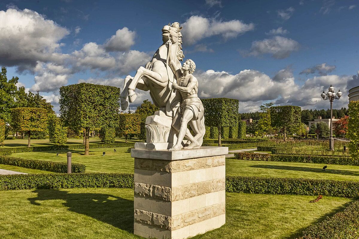 Скульптурная группа и топиарии Ландшафтного Парка