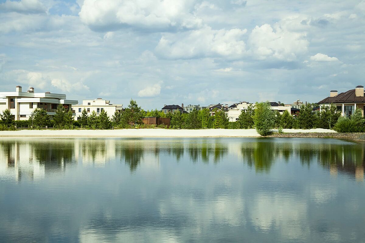 Озеро с видом на резиденции 