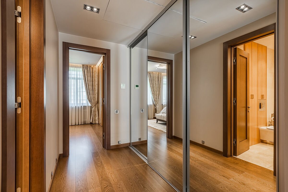 Загородный дом с бассейном в современном стиле